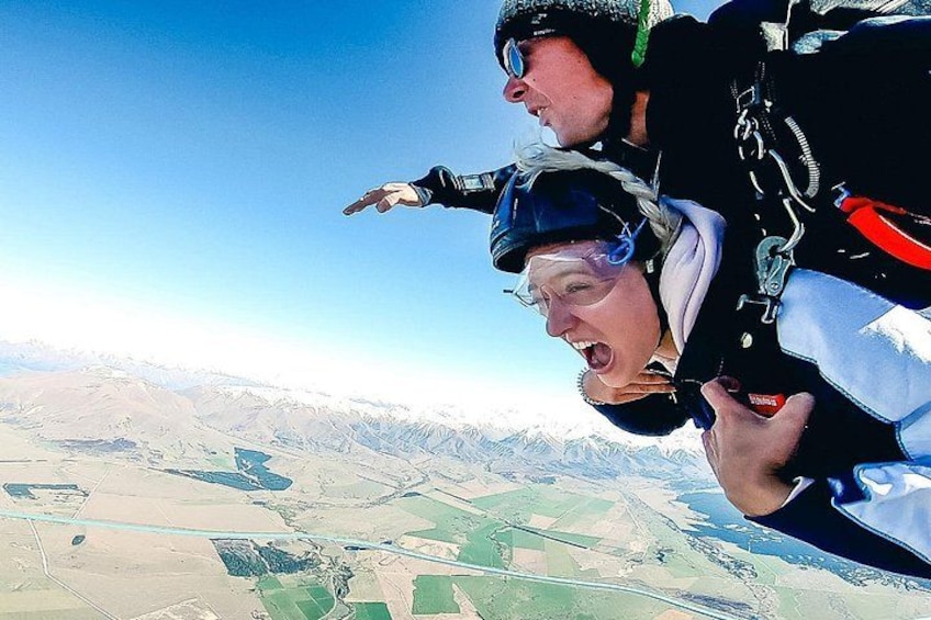 Une personne pratiquant le parachutisme, avec un paysage montagneux en arrière-plan. 2