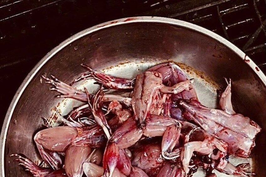 Une poêle contenant des crevettes crues. 5