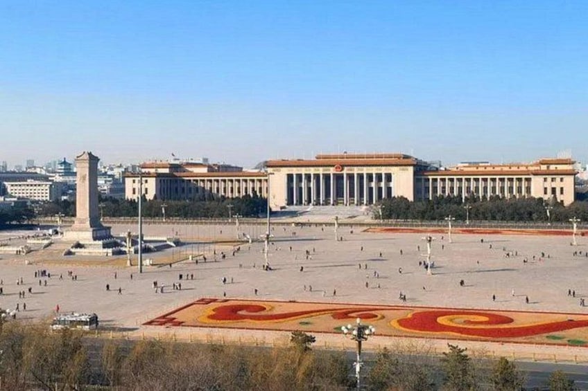 Une vaste place publique, ornée d’un monument et bordée d’un bâtiment à colonnes. 3