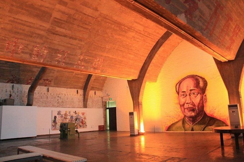 Un espace intérieur doté d’une grande fresque murale, d’un plafond en arc de cercle et d’un plancher en bois. 5
