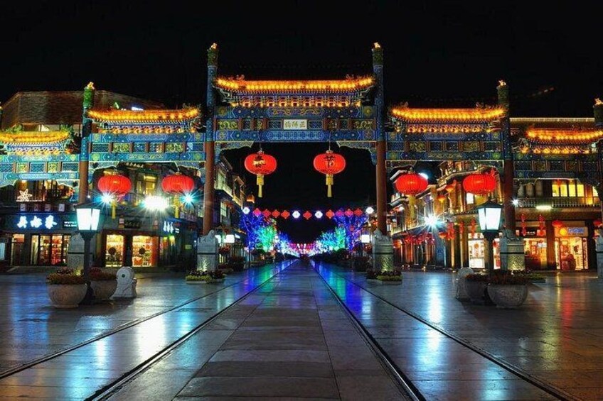 Une porte chinoise traditionnelle, ornée de motifs complexes et illuminée de lanternes rouges. 4