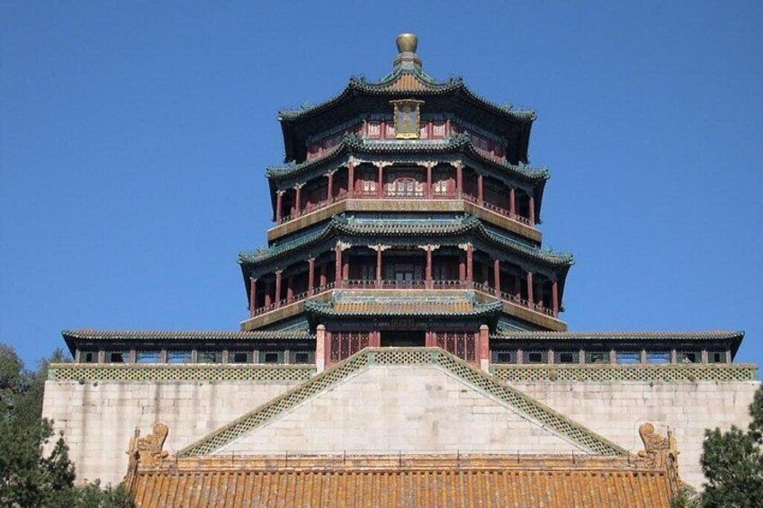 Ett pagodaliknande torn med flera våningar, utformat i traditionell kinesisk arkitektur, med en grund av sten och ett tak täckt med tegelpannor. 4