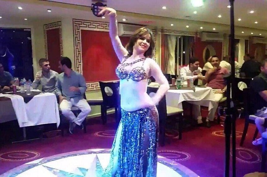 Une femme vêtue d’une robe bleue se produit sur une scène dotée d’une plateforme circulaire. 3