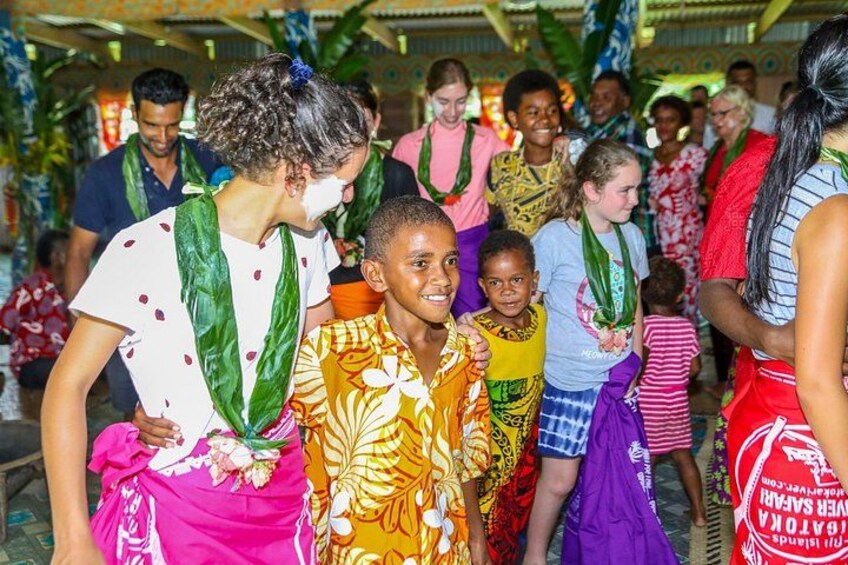 Un groupe de personnes vêtues de costumes traditionnels lors d’un événement culturel. 3