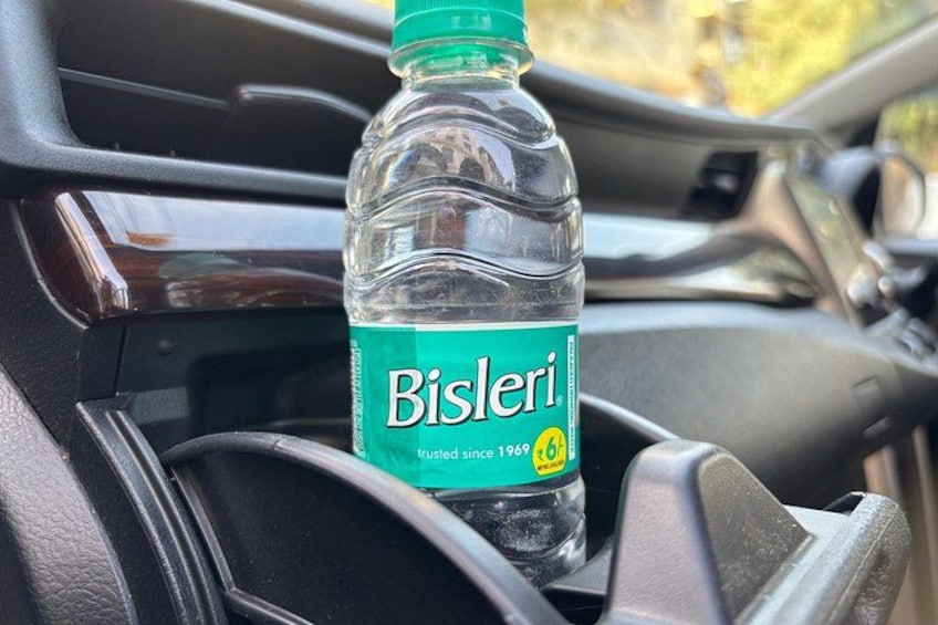 Eine Flasche Bisleri Wasser in einem Getränkehalter im Auto. 2