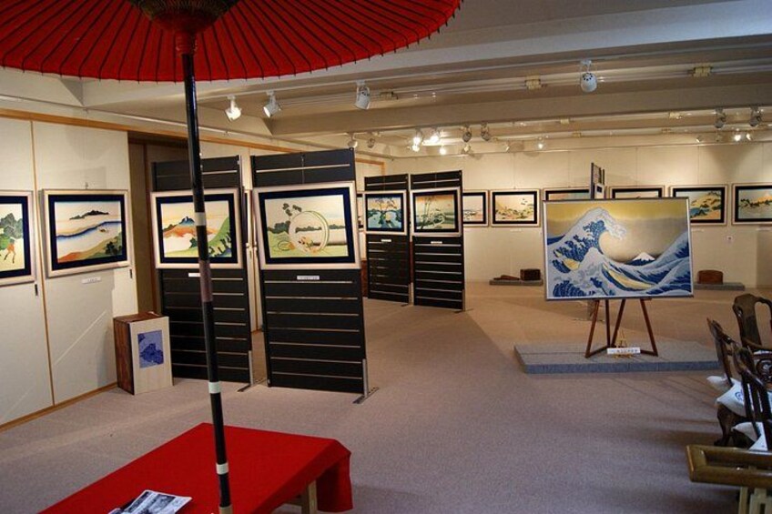 Een kunstgalerie met tentoongestelde schilderijen. 2
