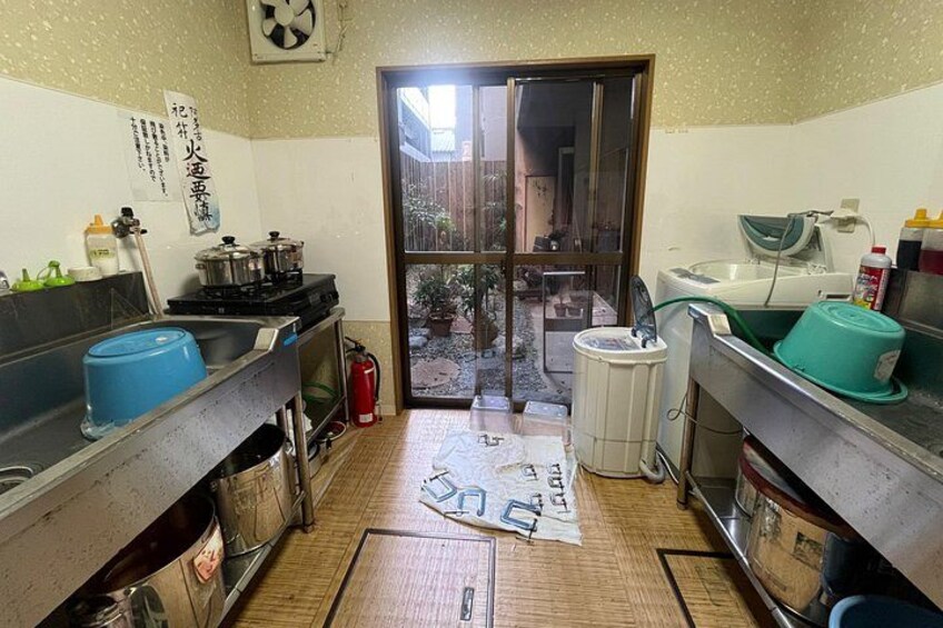 Een keuken met een houten vloer, een gootsteen, een fornuis en een raam. 4