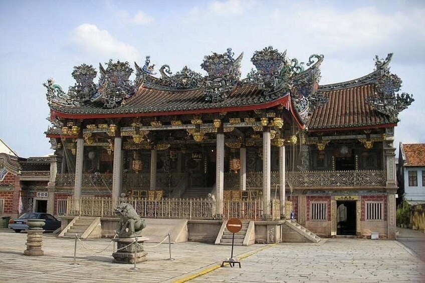 Ein traditionelles chinesisches Gebäude mit aufwendiger Architektur, darunter ein mehrstufiges Dach und dekorative Säulen. 2