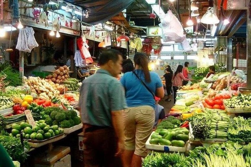 Ein belebter überdachter Markt mit einer Vielfalt an frischem Obst und Gemüse. 3