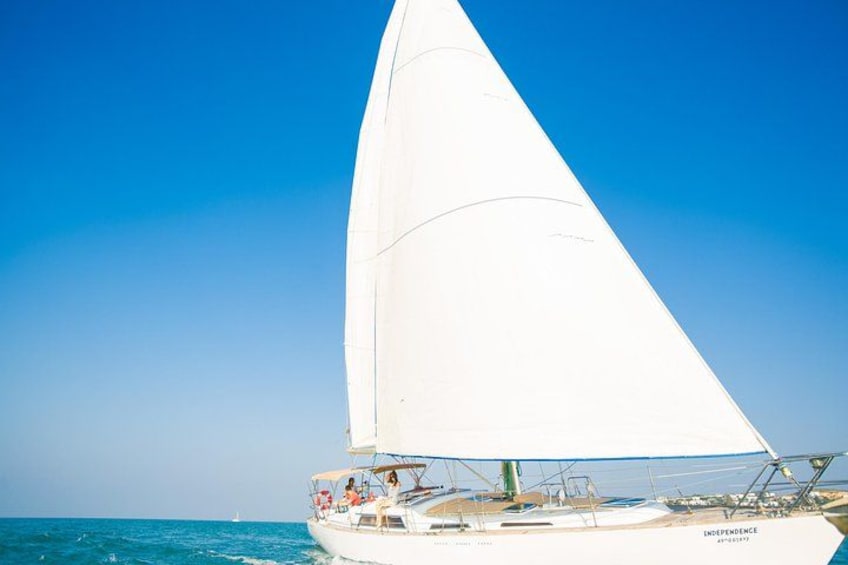 Un velero con vela blanca sobre el agua. 2