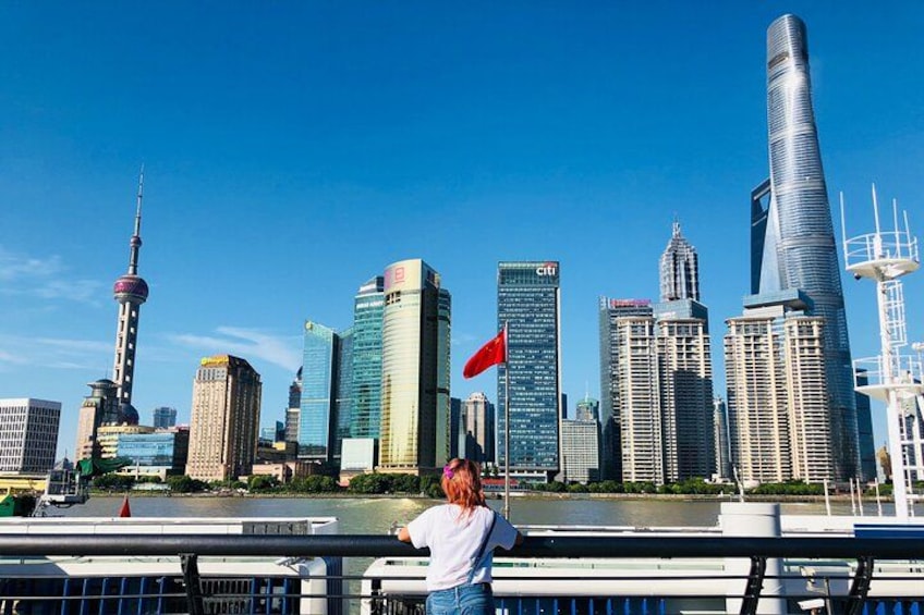 Horizonte urbano con rascacielos modernos, una torre destacada y un río. 2