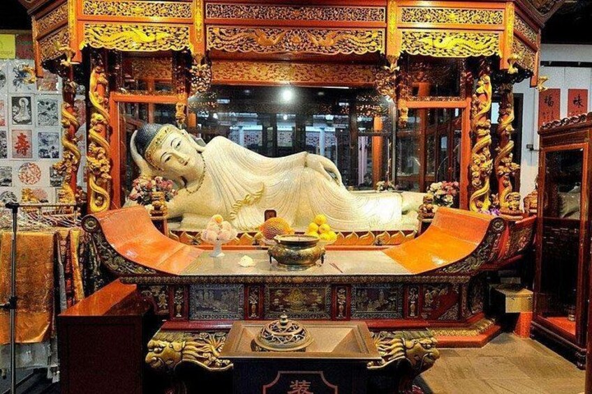 En stor staty av en liggande Buddha i ett rikt utsmyckat tempel. 3