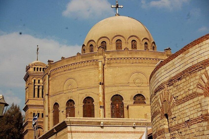 Un grande edificio a cupola con finestre ad arco e una croce sulla sommità. 2