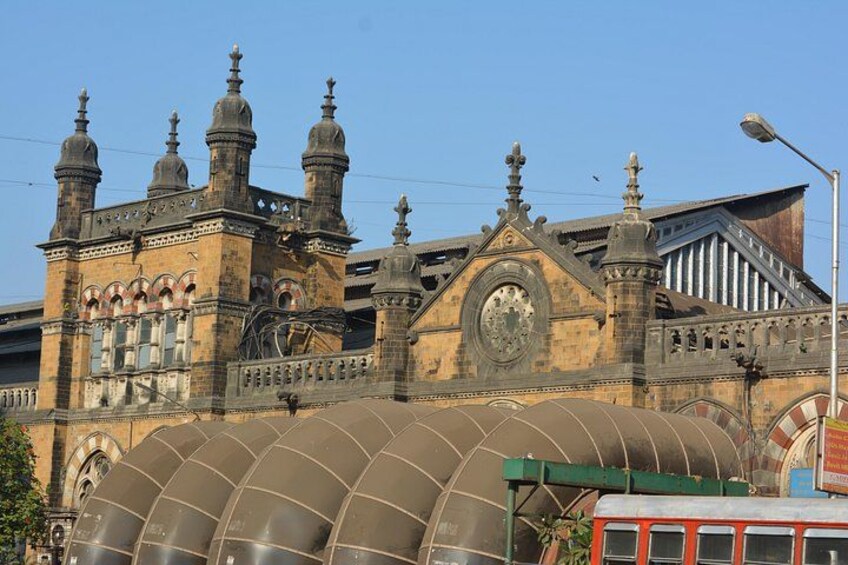 Ein historisches Gebäude mit aufwendiger Architektur, darunter Kuppelbauten und mehrere Türme. 4