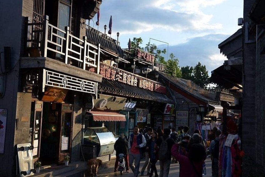 Una calle animada con arquitectura tradicional, peatones y comercios. 2