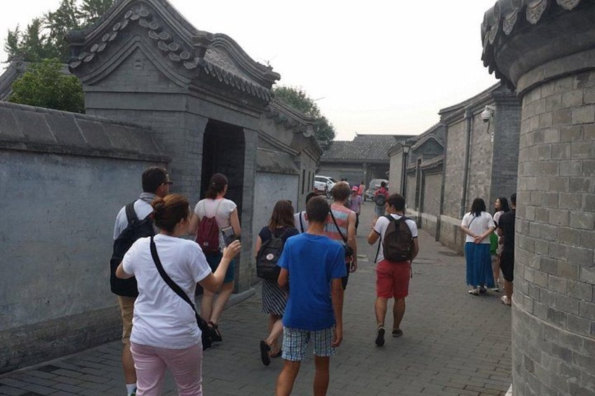 Un grupo de personas caminando por un sitio histórico con arquitectura tradicional. 3