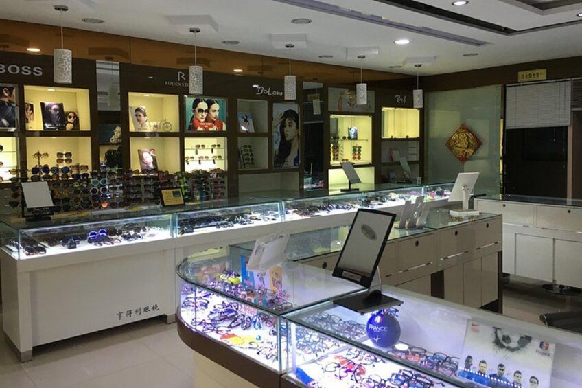 Une bijouterie avec des vitrines en verre et des étagères remplies de bijoux. 1