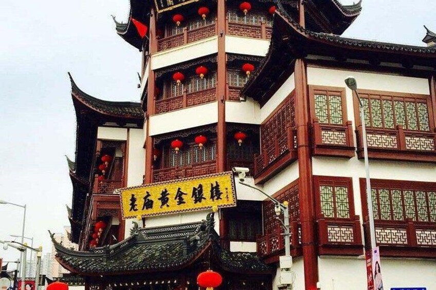 Un bâtiment traditionnel chinois à l’architecture riche et élaborée, avec notamment des toits incurvés et des lanternes rouges. 2