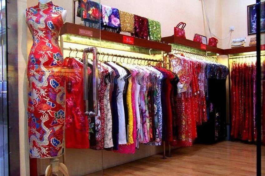 Un magasin de vêtements où sont exposés différents articles d’habillement. 5