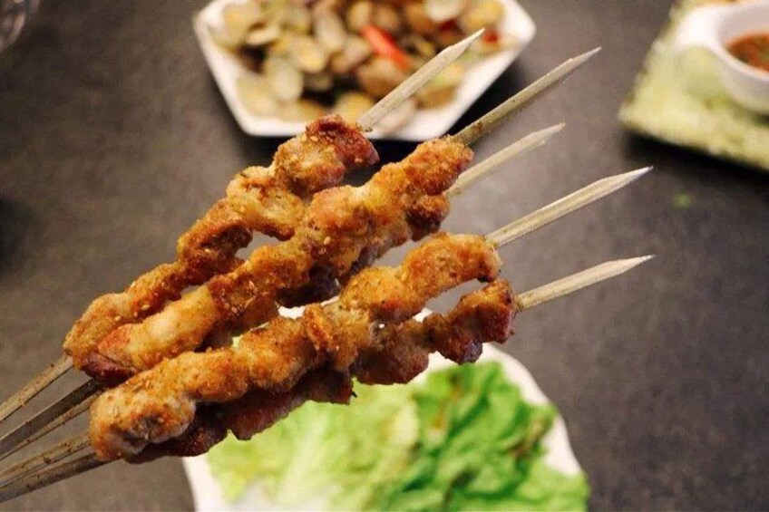 Gegrilltes Fleisch am Spieß. 5