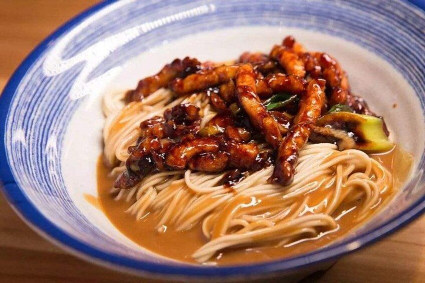 Eine Schüssel Nudeln mit gebratenem Gemüse und Fleisch. 4