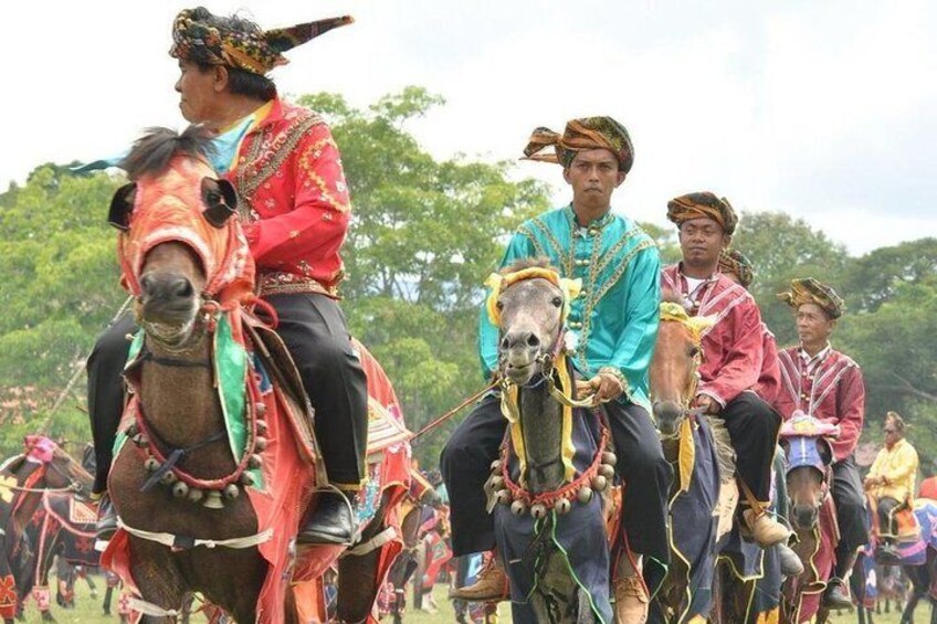 Observe the ornate outfits of the Bajau horsemen, which pop with bright shades of various colors, and peruse a vast array of stalls selling artisanal products. 2