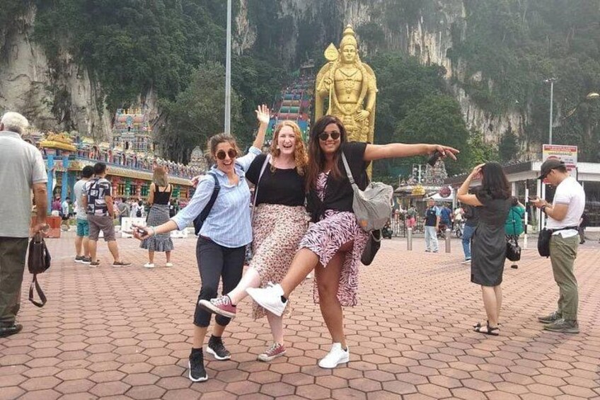 Energetic atmosphere at the holy site of Batu Caves 4