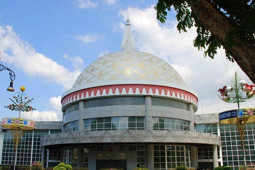 Brunei Half Day City Tour with Royal Regalia & Sultan Omar Ali Saifuddin Mosque 3