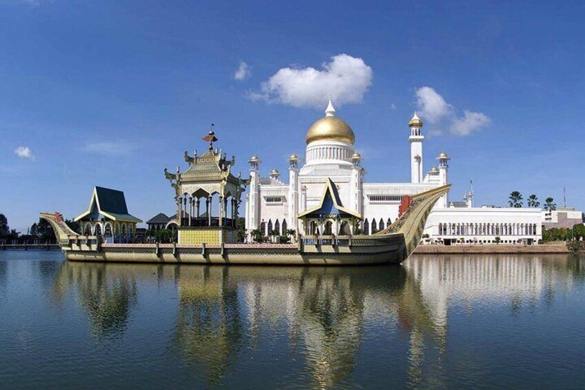 Brunei Half Day City Tour with Royal Regalia & Sultan Omar Ali Saifuddin Mosque 1