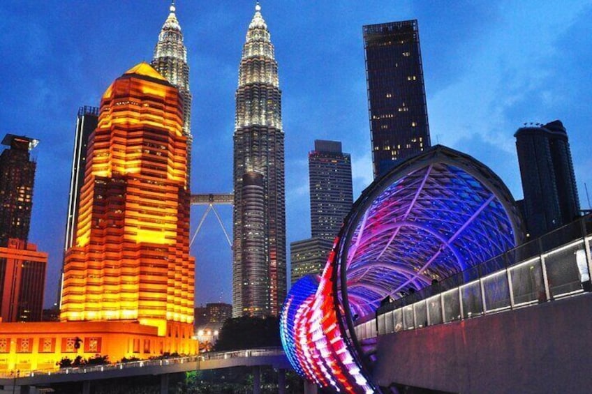 Saloma Bridge transforms into a stunning display of colours, lighting up the Klang River with its magical glow 3
