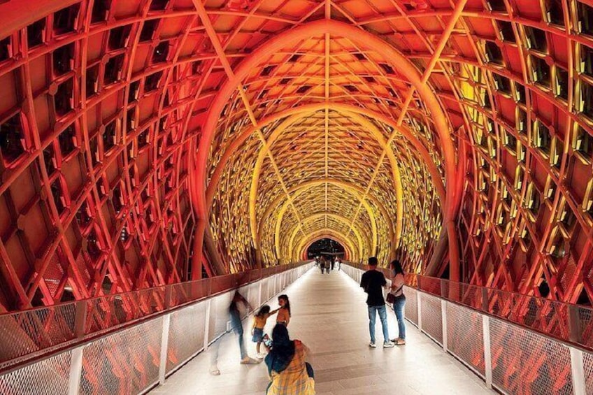 Saloma Bridge transforms into a stunning display of colours, lighting up the Klang River with its magical glow 4