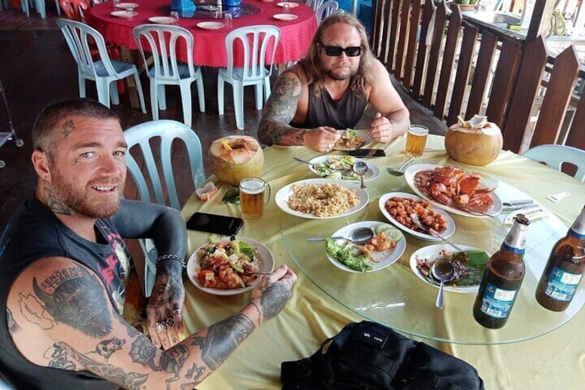 Enjoy freshly cooked seafood dinner at a native seafood restaurant 3