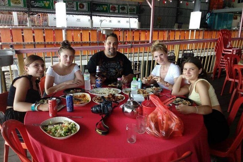 Enjoy freshly cooked seafood dinner at a native seafood restaurant 5