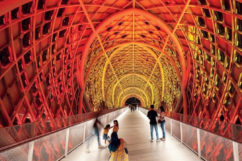 Saloma Bridge transforms into a stunning display of colours, lighting up the Klang River with its magical glow 2
