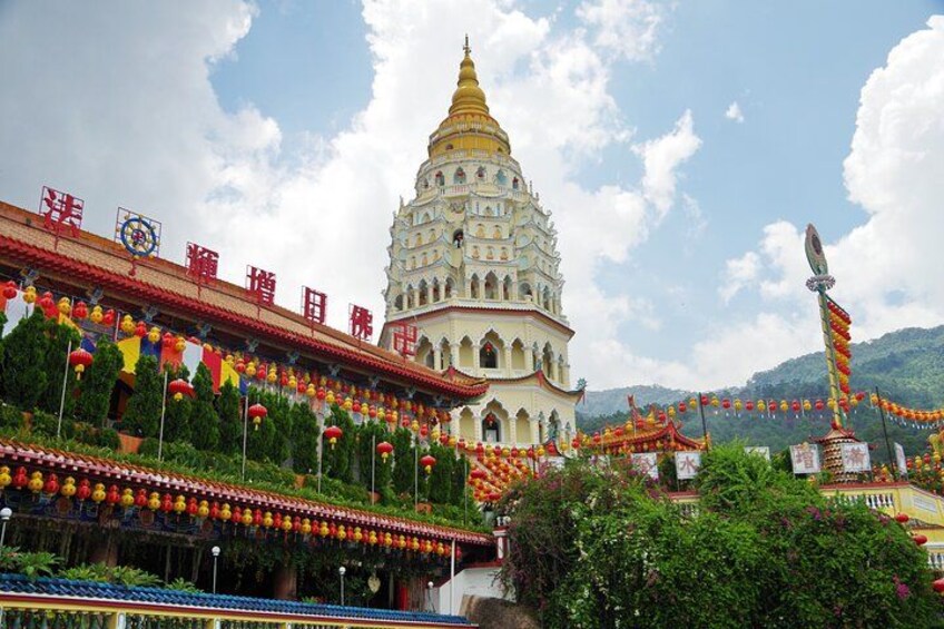 Chance to view the largest Buddhist temple in Southeast Asia 2