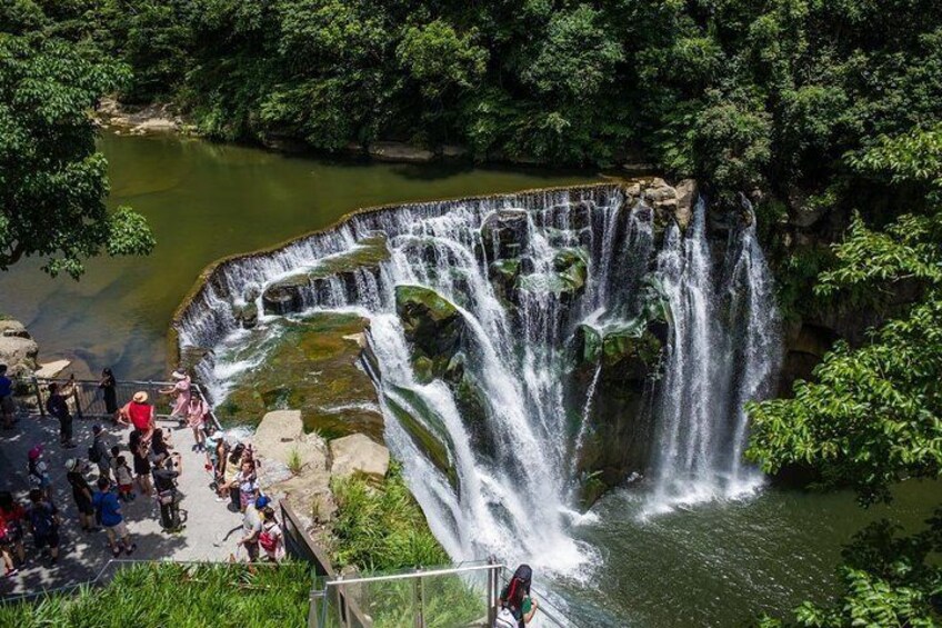 Una cascata a più livelli immersa nel verde. 2