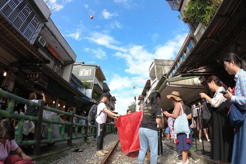 Sky lantern activity (Shifen Old Street, Pingxi) 3
