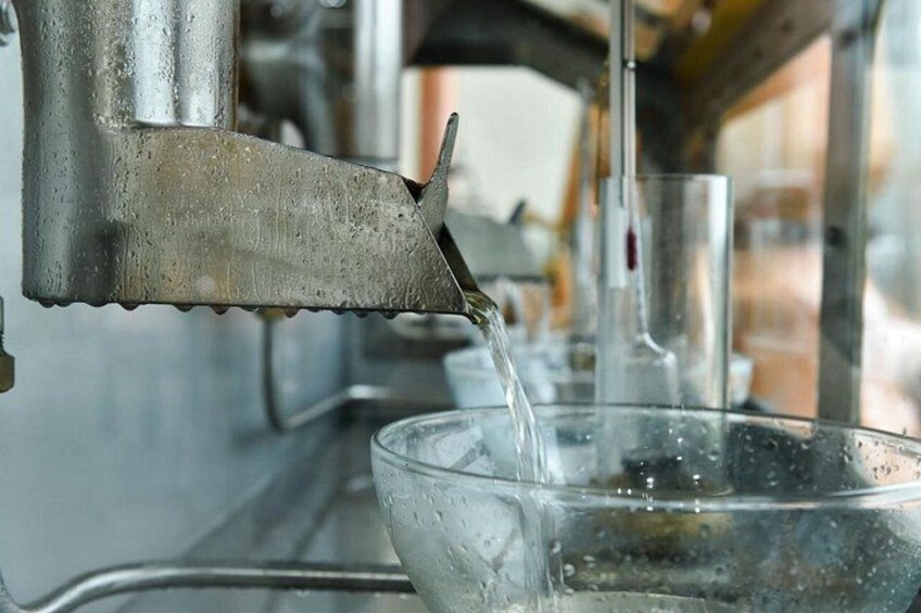 Ein Wasserhahn, aus dem Wasser in eine Glaskugel fließt. 2