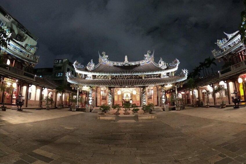 Une cour traditionnelle chinoise, agrémentée de bâtiments richement décorés et d’illuminations. 3