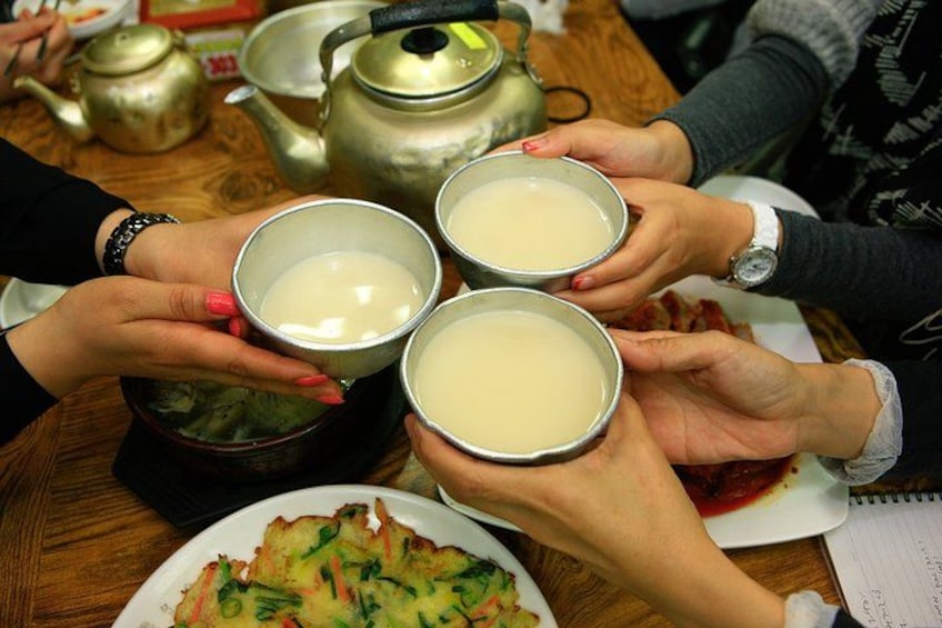 Small Group Seoul Highlight Tour opt. Hanbok & Tea Ceremony 3