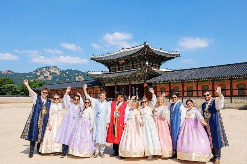 Small Group Seoul Highlight Tour opt. Hanbok & Tea Ceremony 2