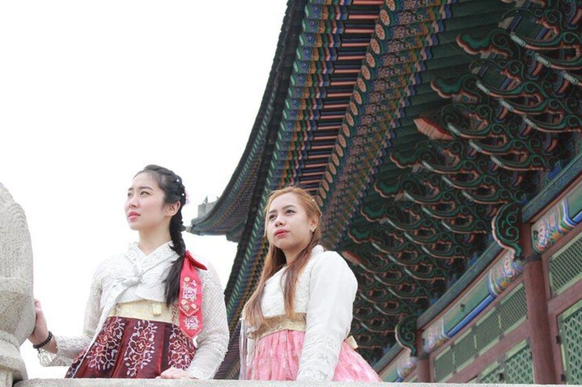 Ein traditionelles koreanisches Gebäude mit aufwändiger Architektur. 3