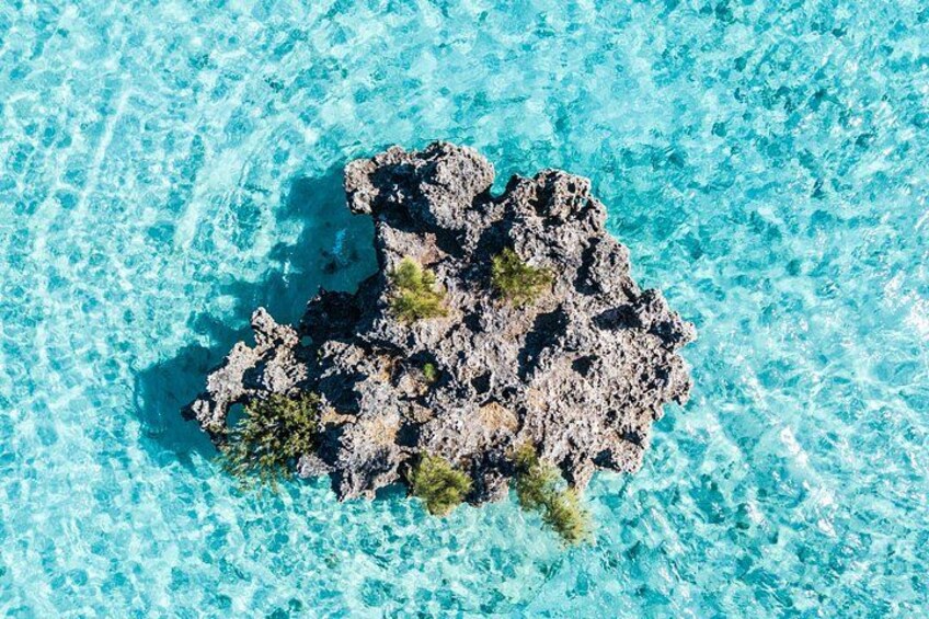 Una isla rocosa rodeada de aguas turquesas cristalinas. 4