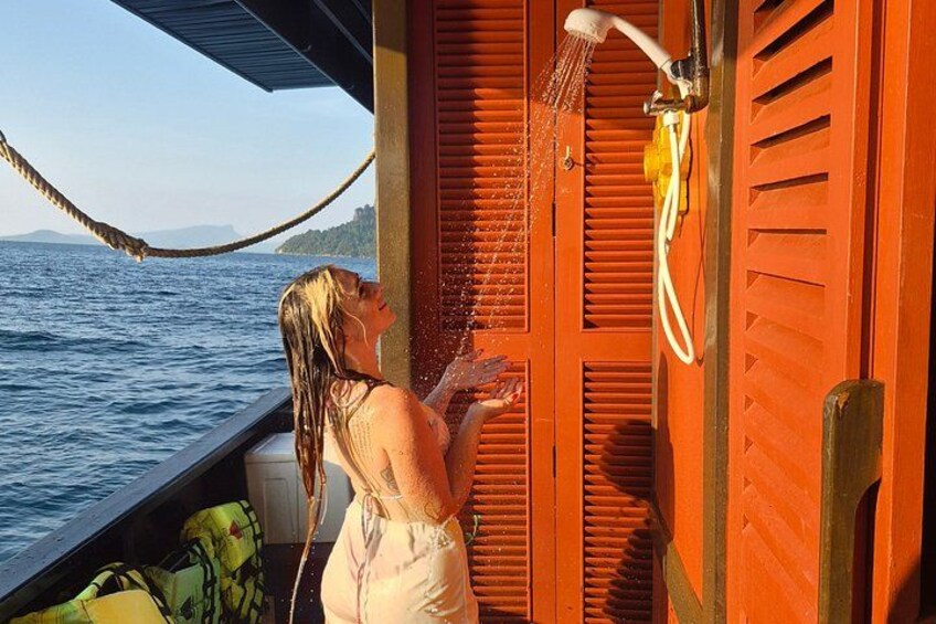 Una persona che fa la doccia in barca con vista sul mare. 4