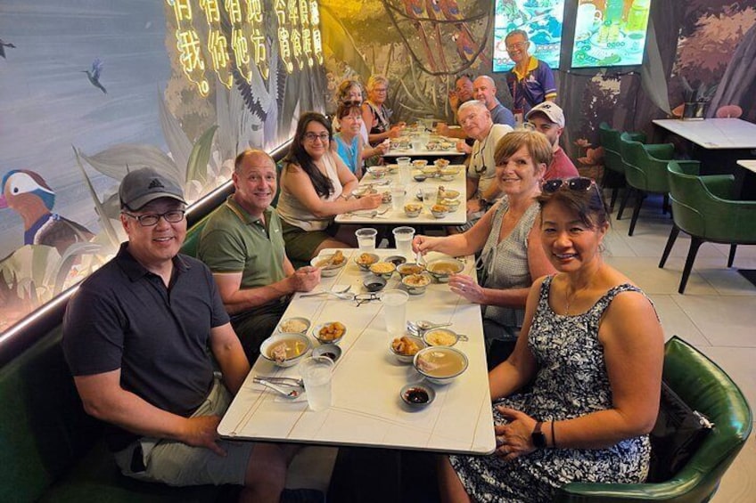 Small Group: Singapore Street Food & Night Tour with 9 tastings 2