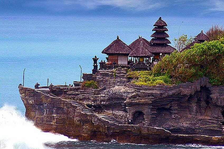 A traditional Balinese temple on a cliff overlooking the ocean. 5