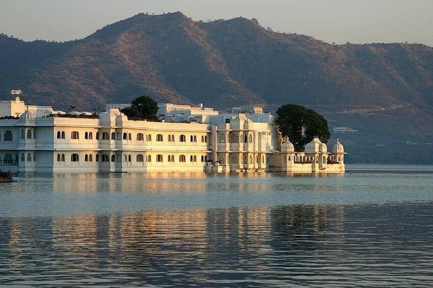 Crystal Gallery Visit at Udaipur Palace with Lunch 3