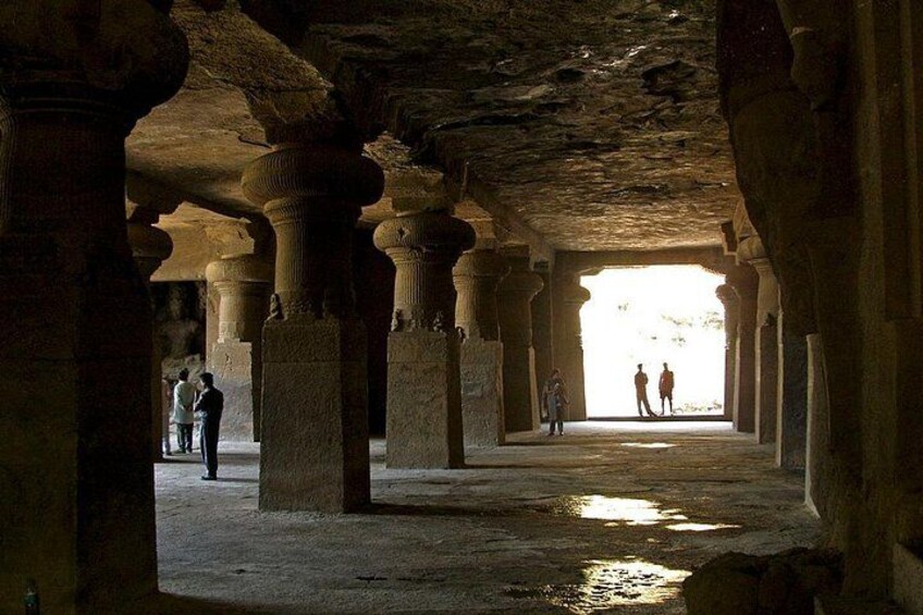 Una antigua estructura de piedra con columnas y un espacio abierto central. 1