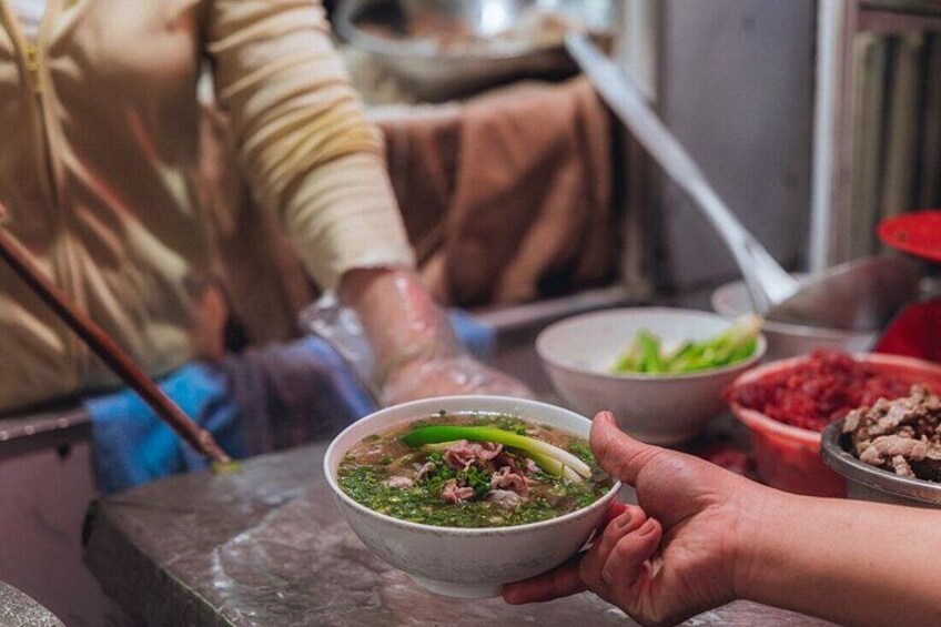 Saigon Night Bites on Foot: Local Vendors, Stories & Sweet Finish 2