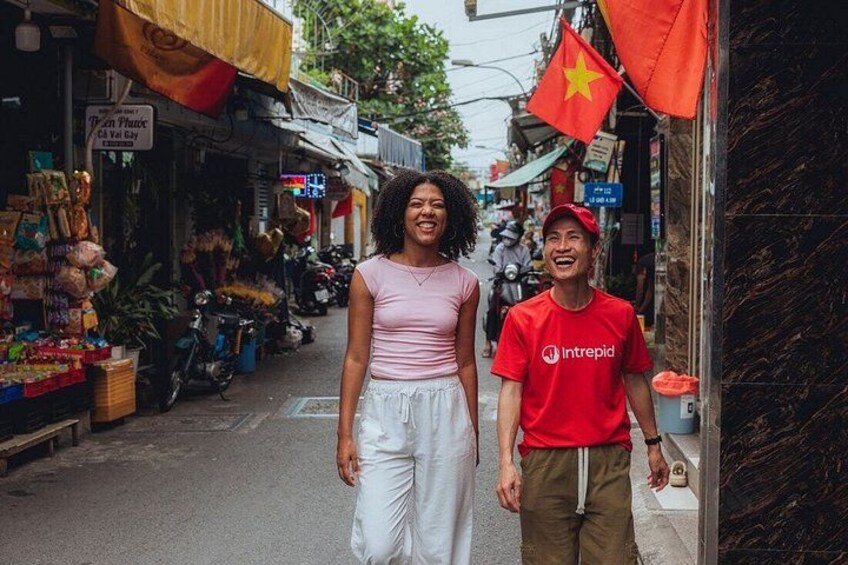 Saigon Night Bites on Foot: Local Vendors, Stories & Sweet Finish 3